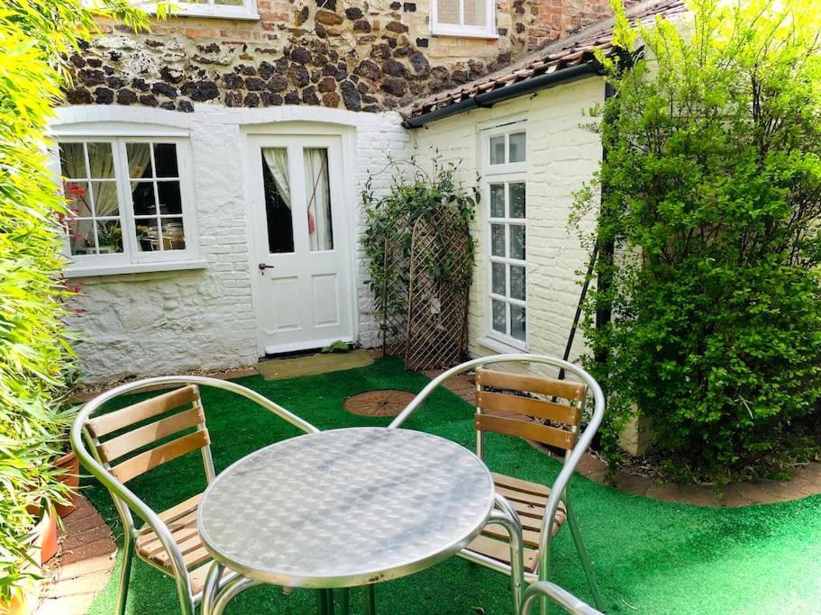 The Beehive, Ground Floor Apartment In Norfolk, No Shared Amenities Downham Market Exterior foto